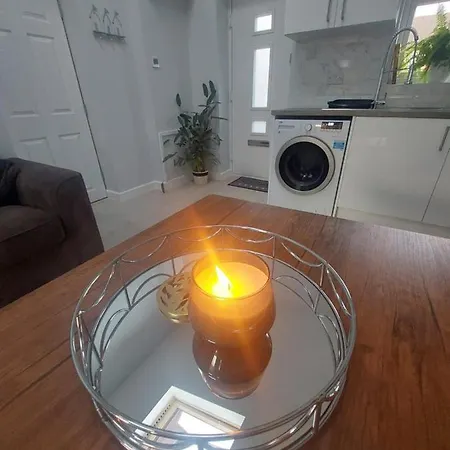 New, Stylish Studio Flat With Private Patio And Free On-Street Parking Check Out At 11Am Борнмут Экстерьер фото