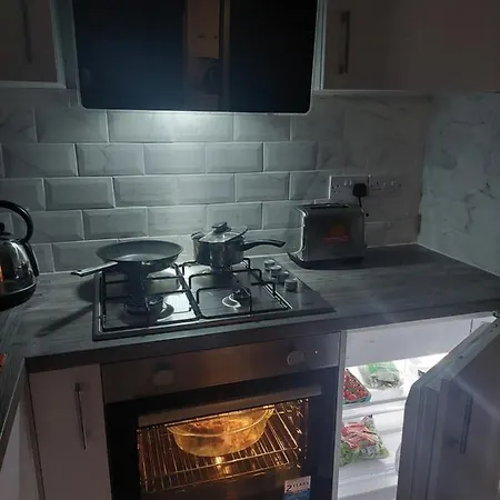 New, Stylish Studio Flat With Private Patio And Free On-Street Parking Check Out At 11Am Борнмут Экстерьер фото