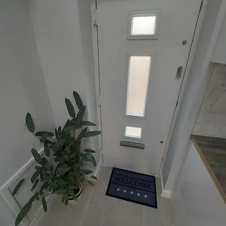 New, Stylish Studio Flat With Private Patio And Free On-Street Parking Check Out At 11Am Борнмут Экстерьер фото