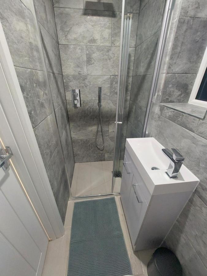 New, Stylish Flat With Private Patio And Free On-street Parking Check Out At 11am Appartement Bornemouth