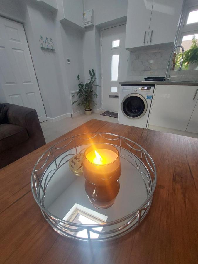 Appartement New, Stylish Flat With Private Patio And Free On-street Parking Check Out At 11am