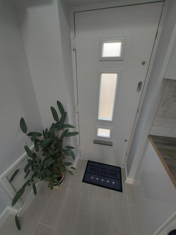 Appartement New, Stylish Flat With Private Patio And Free On-street Parking Check Out At 11am