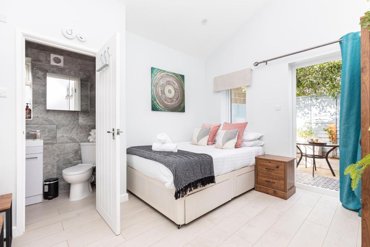 New, Stylish Flat With Private Patio And Free On-street Parking Check Out At 11am Appartement *