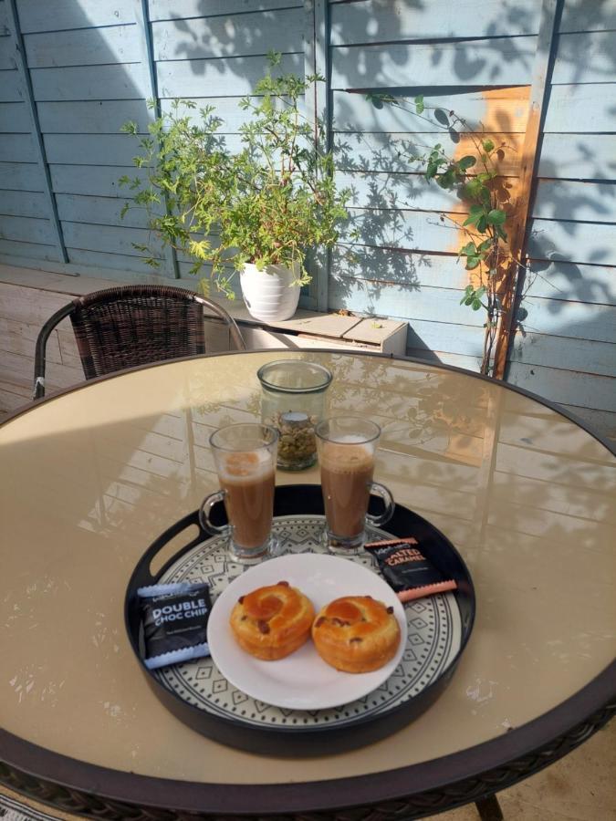 New, Stylish Flat With Private Patio And Free On-street Parking Check Out At 11am Appartement