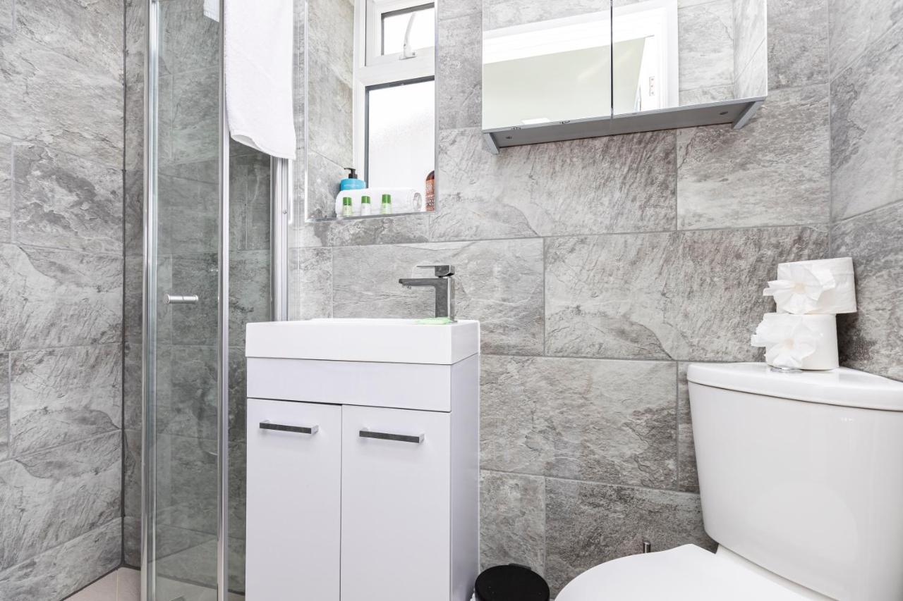 New, Stylish Flat With Private Patio And Free On-street Parking Check Out At 11am Appartement