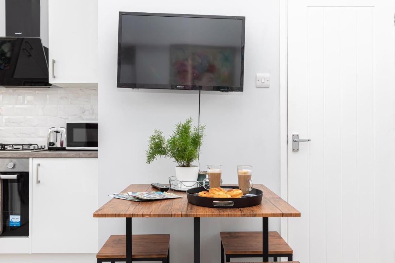 Appartement New, Stylish Flat With Private Patio And Free On-street Parking Check Out At 11am *
