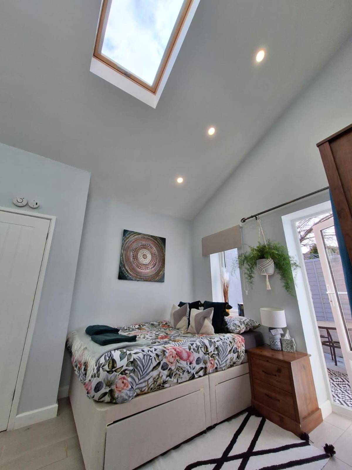 New, Stylish Flat With Private Patio And Free On-street Parking Check Out At 11am Appartement *