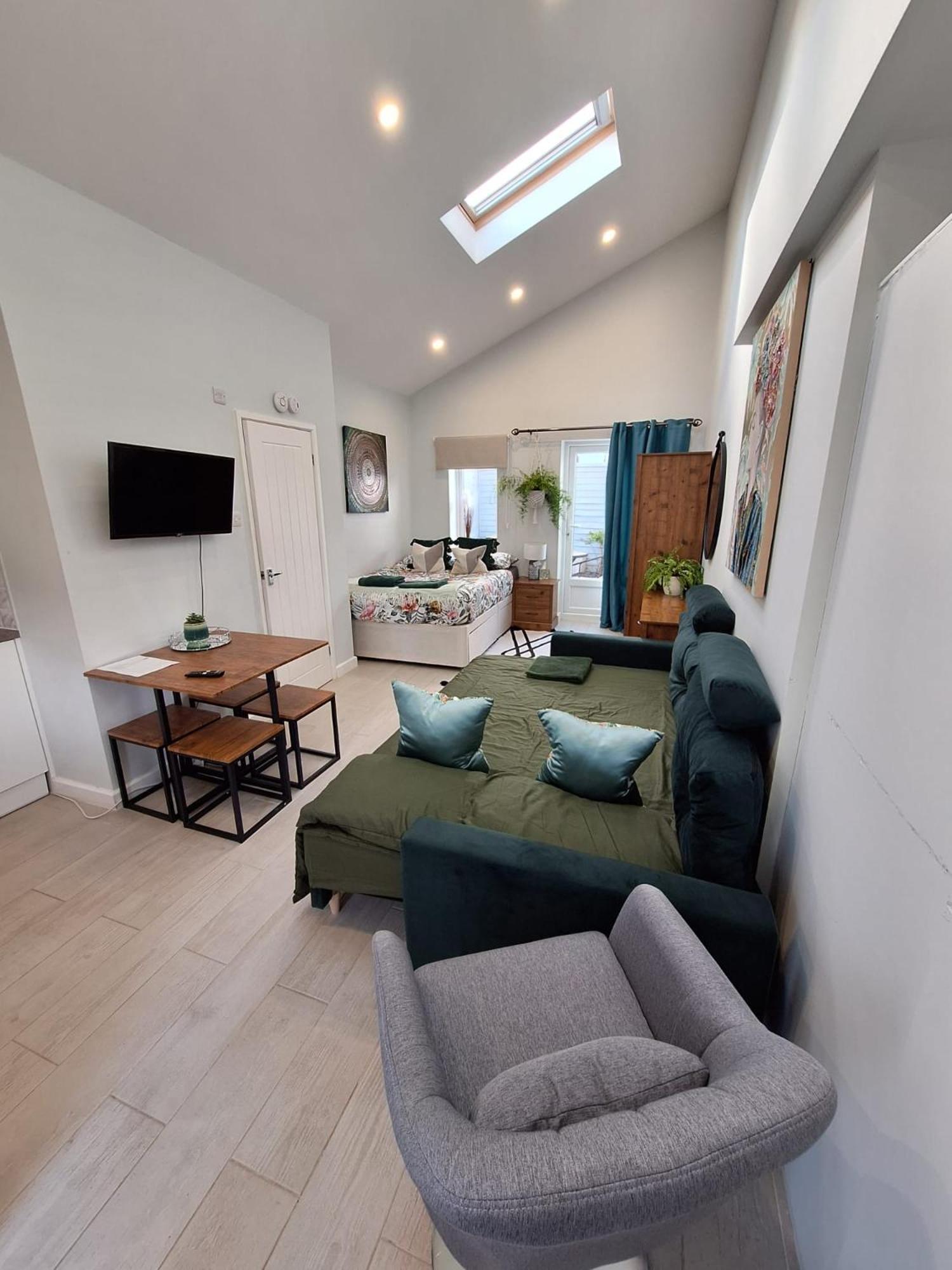 Appartement New, Stylish Flat With Private Patio And Free On-street Parking Check Out At 11am *