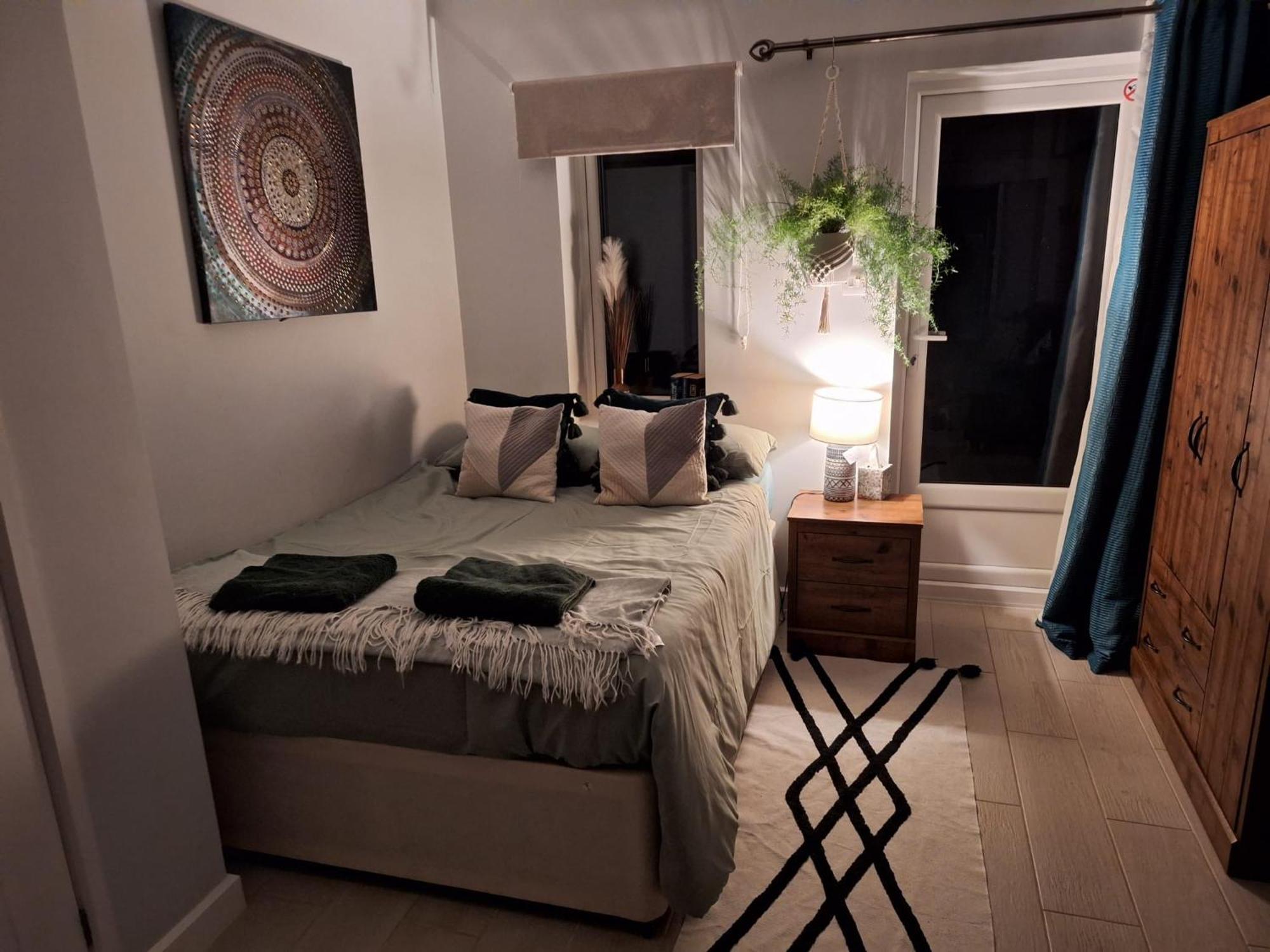 Appartement New, Stylish Flat With Private Patio And Free On-street Parking Check Out At 11am
