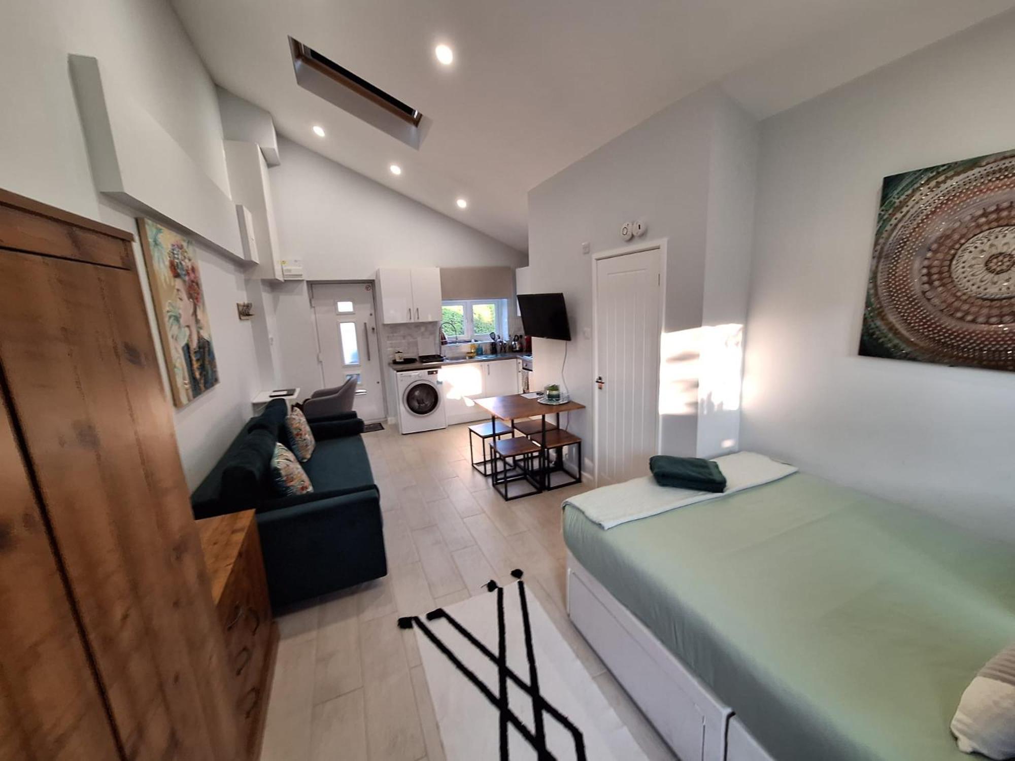Appartement New, Stylish Flat With Private Patio And Free On-street Parking Check Out At 11am