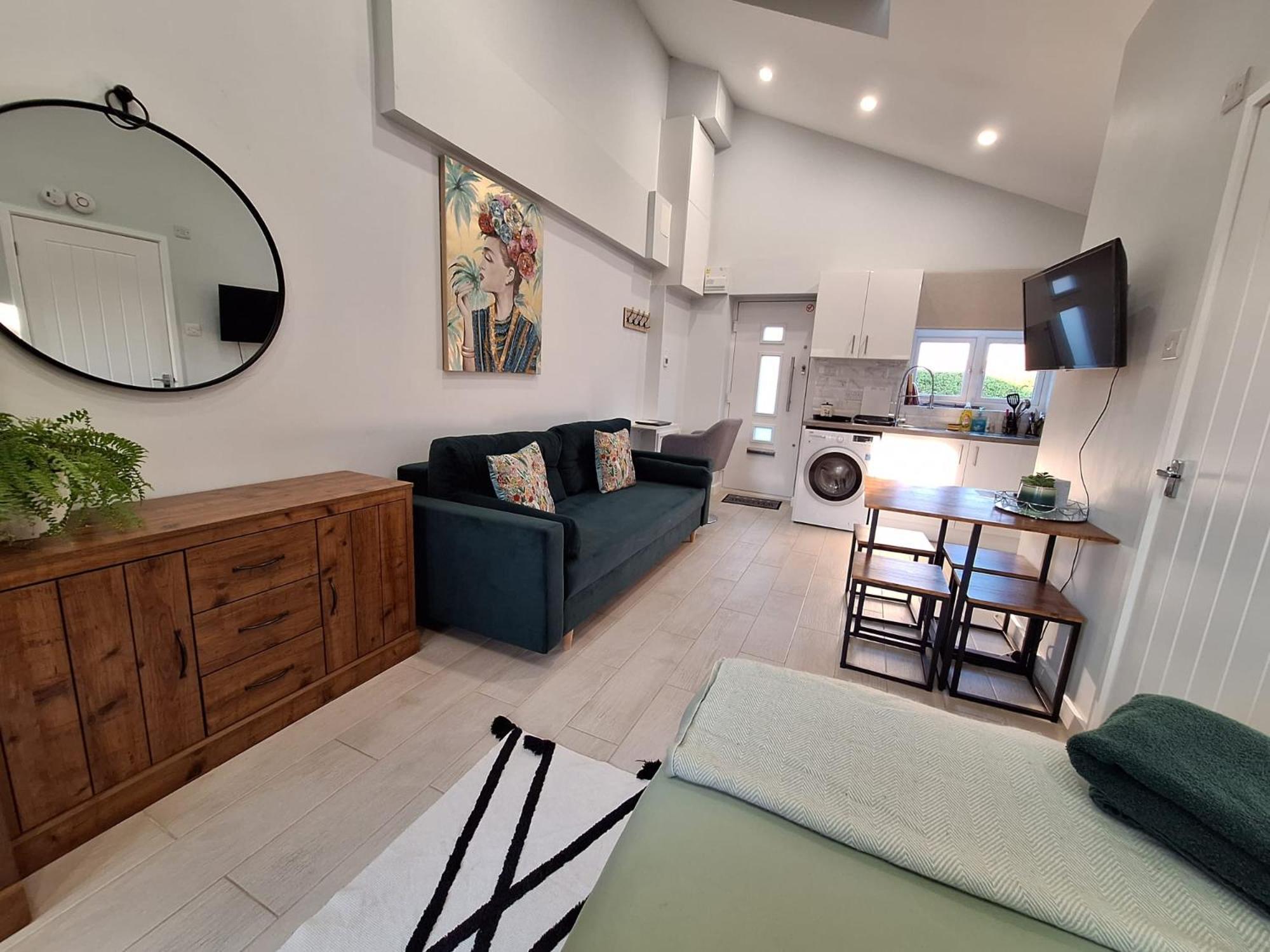 New, Stylish Flat With Private Patio And Free On-street Parking Check Out At 11am Appartement *