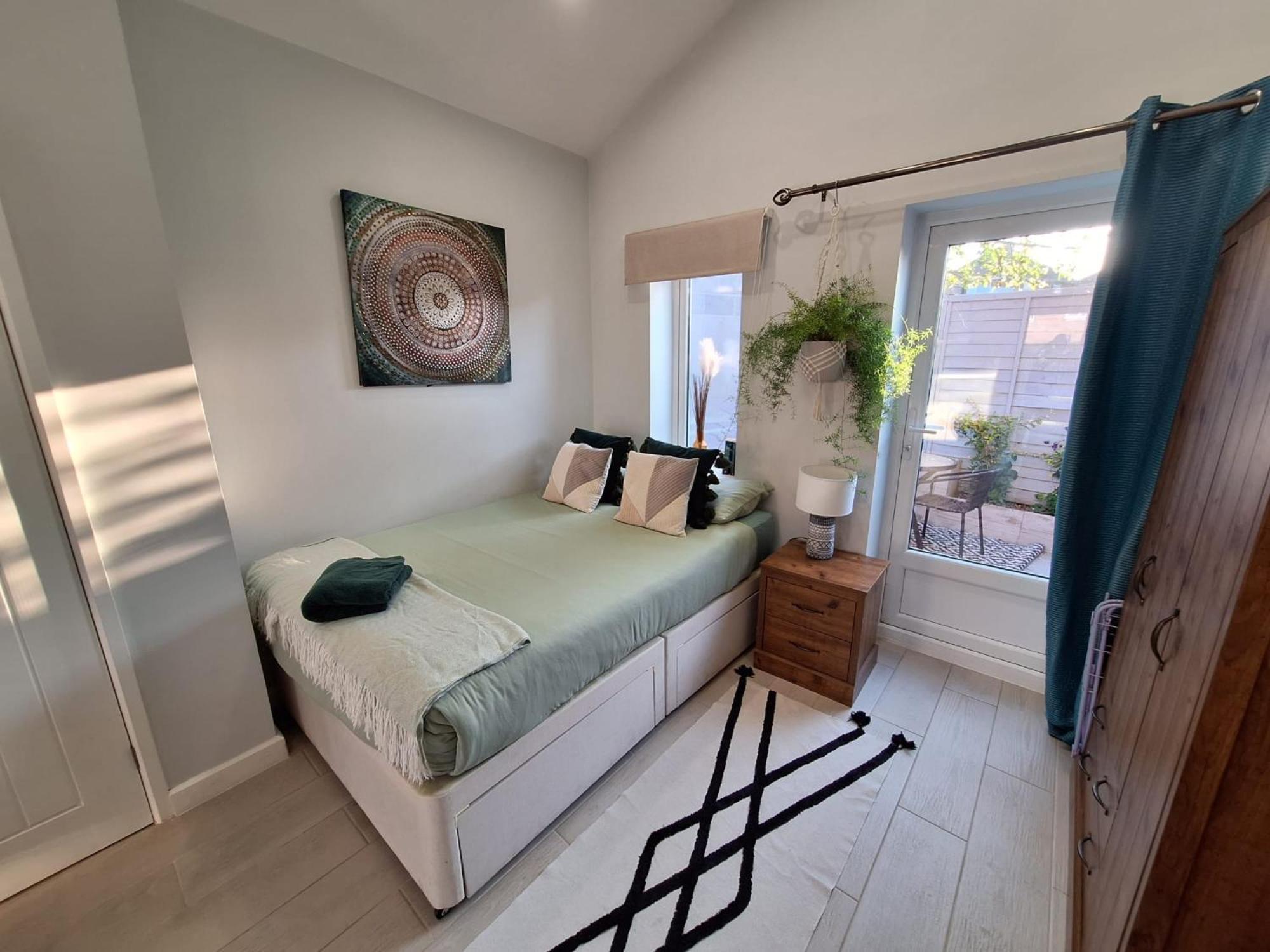 Appartement New, Stylish Flat With Private Patio And Free On-street Parking Check Out At 11am *