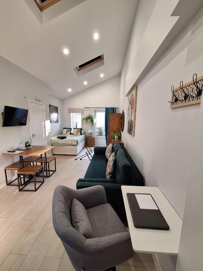New, Stylish Flat With Private Patio And Free On-street Parking Check Out At 11am Appartement Bornemouth