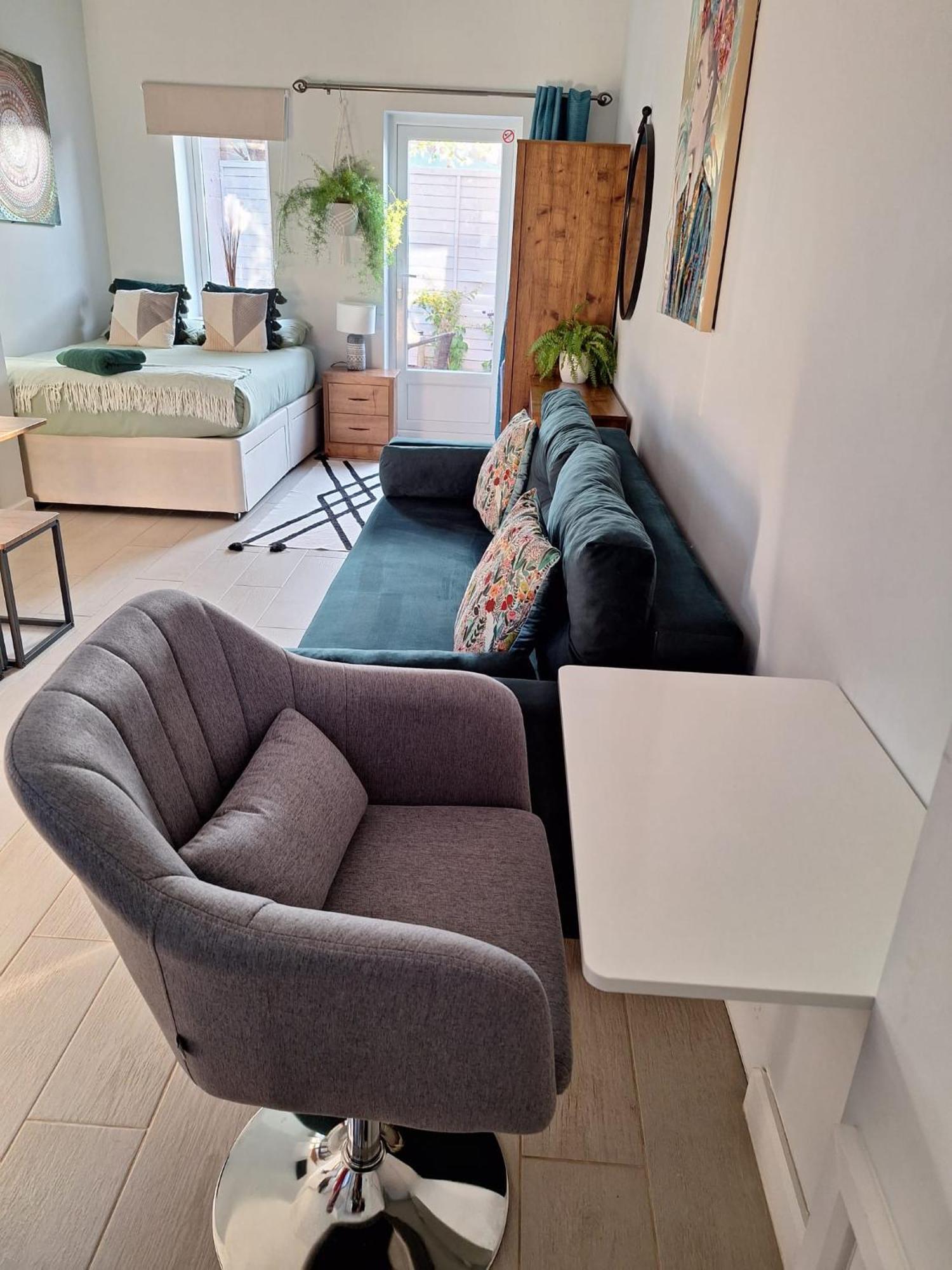 New, Stylish Flat With Private Patio And Free On-street Parking Check Out At 11am Appartement