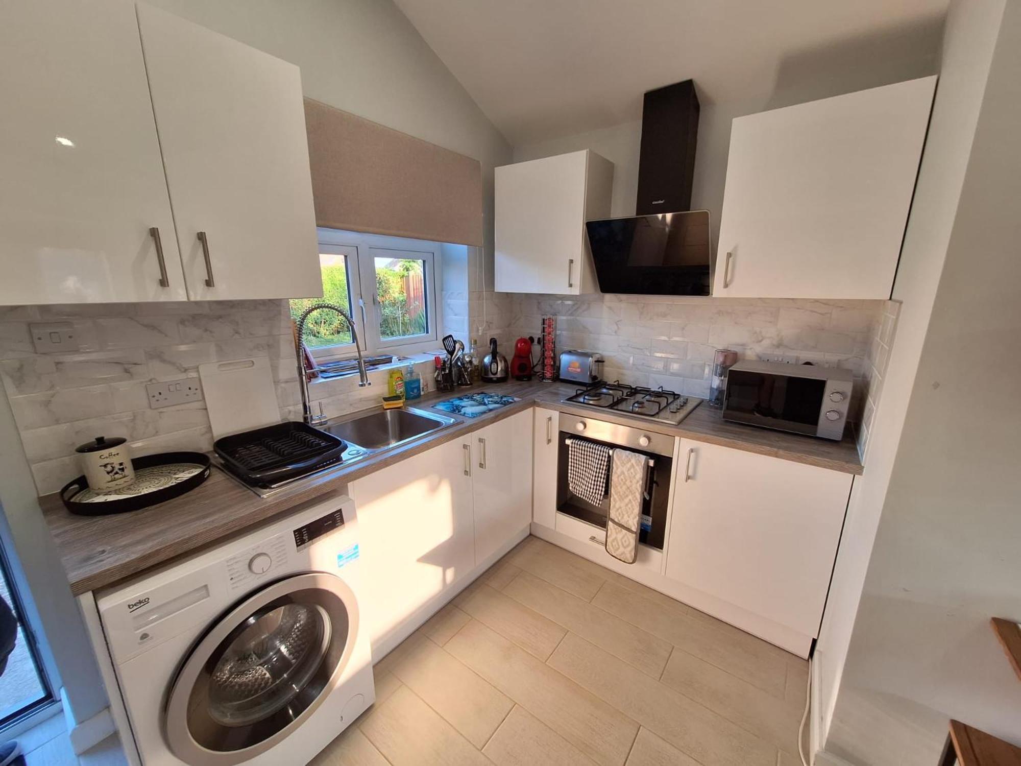 New, Stylish Flat With Private Patio And Free On-street Parking Check Out At 11am Appartement *